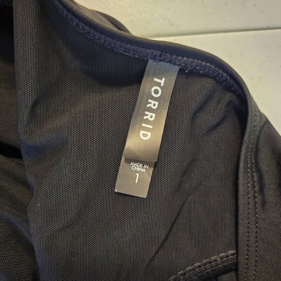 629-6 Torrid One-Piece Swimsuit V-Neck Black Asymmetric Skirt Size 1 (14/16) - Picture 10 of 11